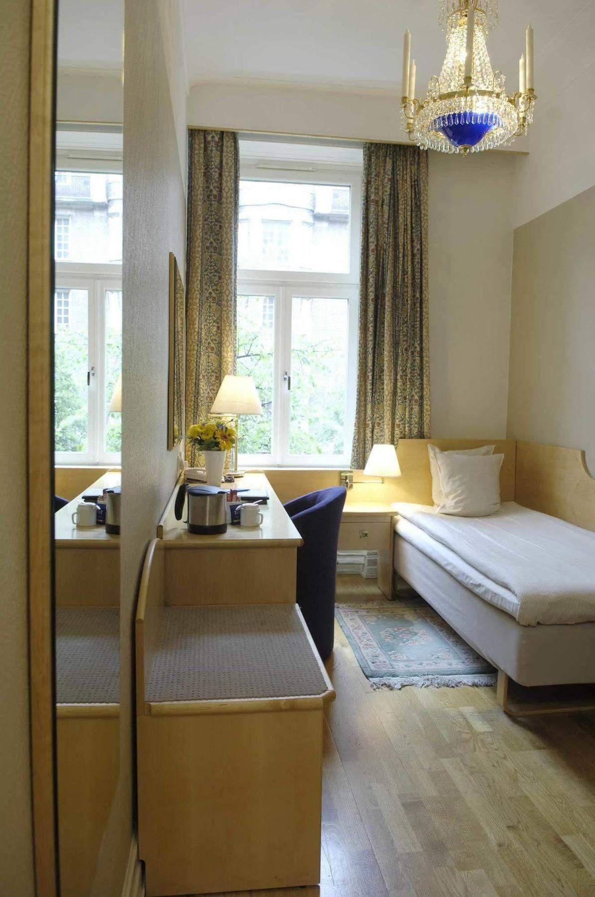 Crystal Plaza Hotell 3*