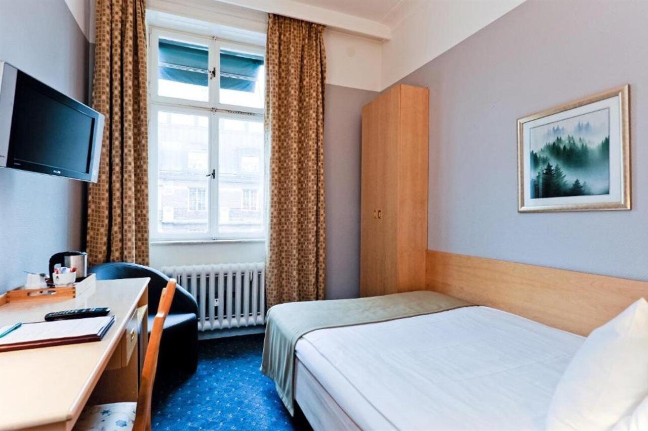 Crystal Plaza Hotell